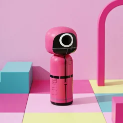 Figurine en bois Kokeshi - Travailleur masqué - Squid Game